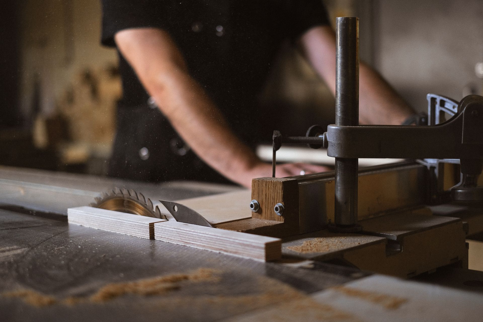 Tischlerei Werkstatt mit Tischkreissäge und Holzbearbeitung