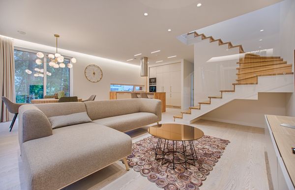 Modernes Interieur mit Holztreppe